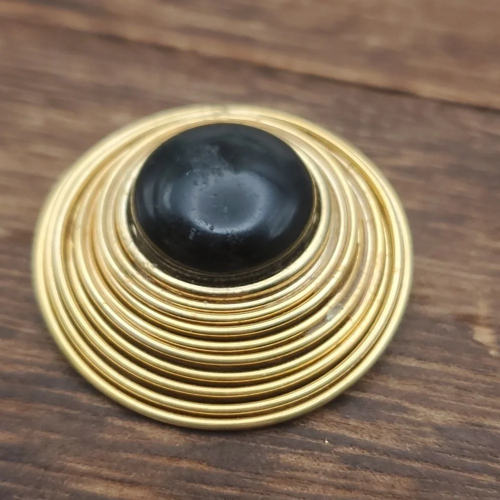 Spun‎ lace eternal grace onyx brooch estate vintage B608